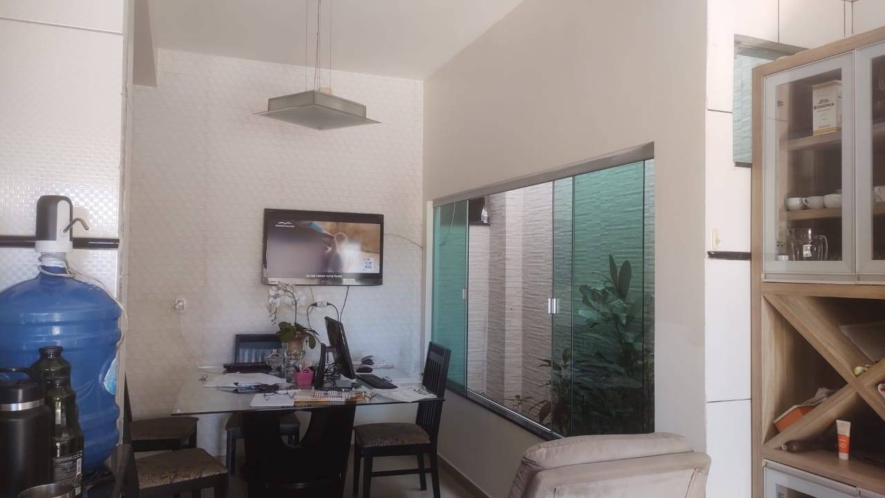 Casa para alugar com 3 quartos, 162m² - Foto 1